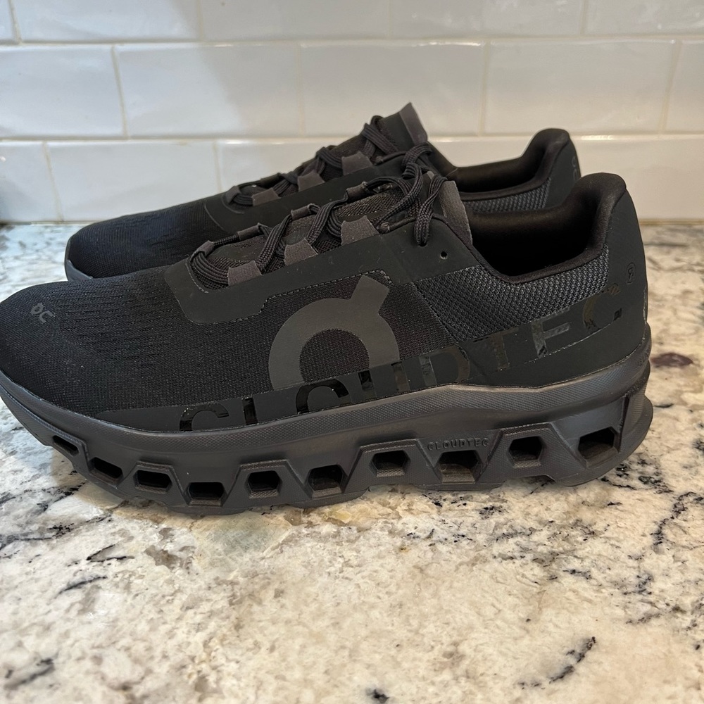 I’m n Running Mens Black Cloud Monster Sneakers